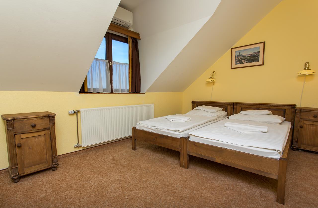 Revesz Hotel, Restaurant And Rosa Spa Gyor Luaran gambar